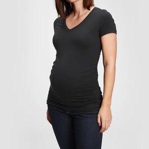 GAP maternity v-neck tee